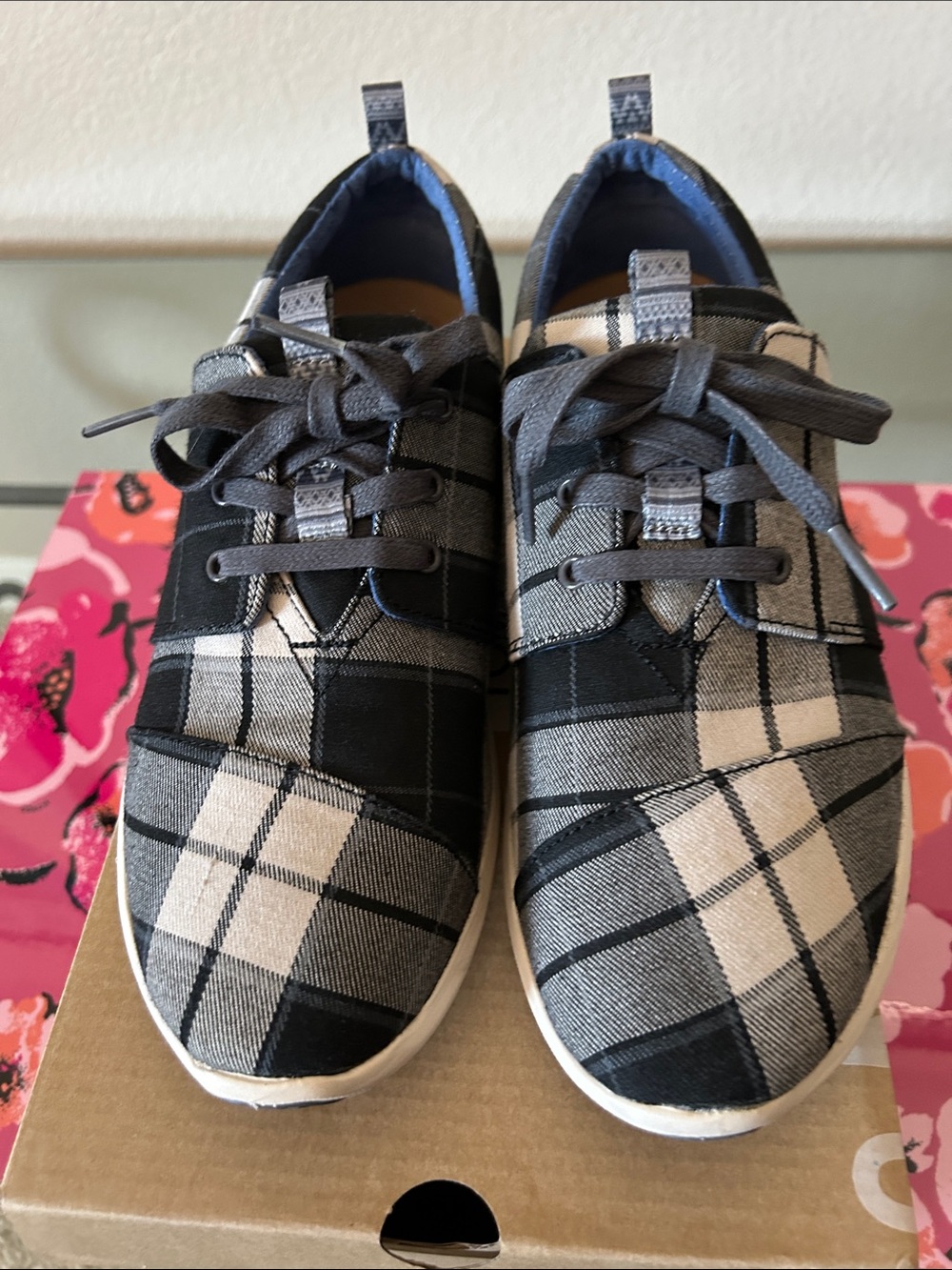 Tom’s Del Rey Black/White/Grey Plaid size 9